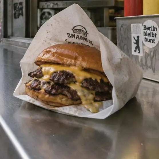 Cheeseburger in Papier auf der Theke